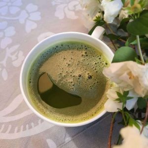 Matcha Tee und Blumen